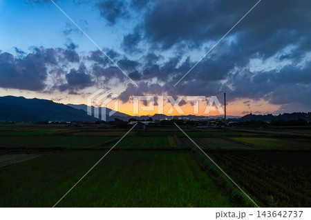 山に沈む夕日 山に沈む夕日 143642737