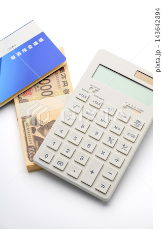 電卓と通帳と一万円札 143642894
