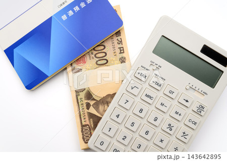 電卓と通帳と一万円札 電卓と通帳と一万円札 143642895
