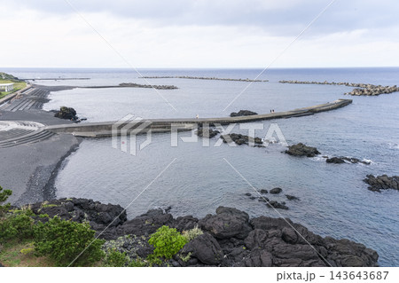 波静かな八丈島の底土海水浴場 143643687