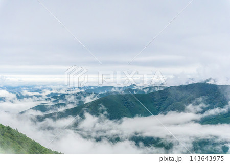埼玉県ときがわ町 剣ヶ峰山頂付近からのぞむ雲海と奥武蔵の山々のパノラマ風景 143643975