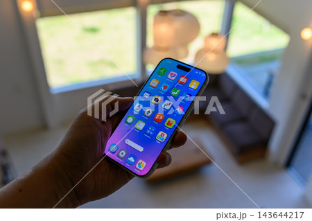 スマートフォンを操作する手元の様子 143644217