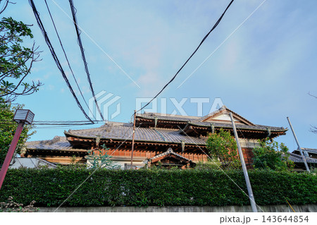 青空の下に広がる瓦屋根が立派な日本家屋 青空の下に広がる瓦屋根が立派な日本家屋 143644854