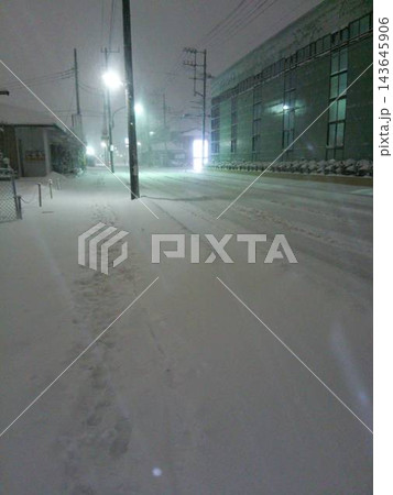積雪で白く覆われた夜の道路と冬の交通環境 143645906