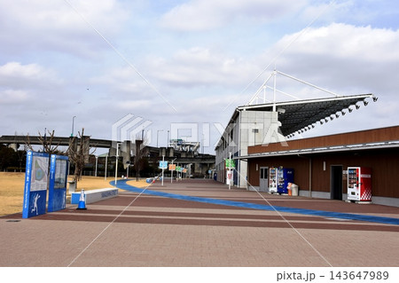 茅ヶ崎市 柳島スポーツ公園のメインスタンド棟とジョギングコース 茅ヶ崎市 柳島スポーツ公園のメインスタンド棟とジョギングコース 143647989