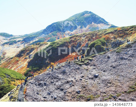 富山県　登山道から眺める紅葉の浄土山　10月 143648773