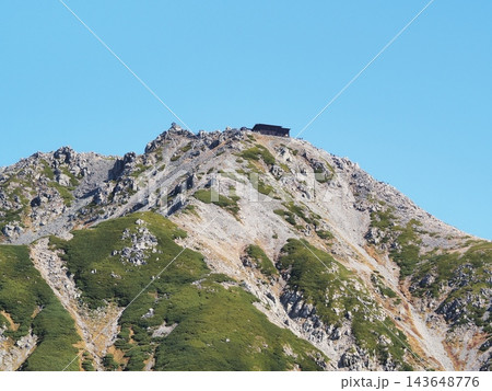 富山県　立山、　雄山山頂を仰ぎ見る　10月 143648776