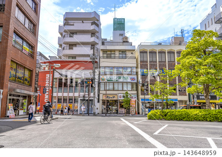 神奈川県川崎市 武蔵新城駅前のロータリーと商業施設の街並み 神奈川県川崎市 武蔵新城駅前のロータリーと商業施設の街並み 143648959