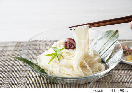 冷たいそうめん　梅干し 143649037