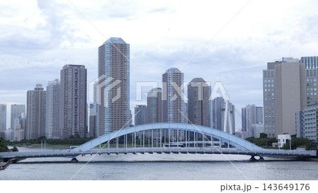東京隅田川の永代橋とマンション群 東京隅田川の永代橋とマンション群 143649176