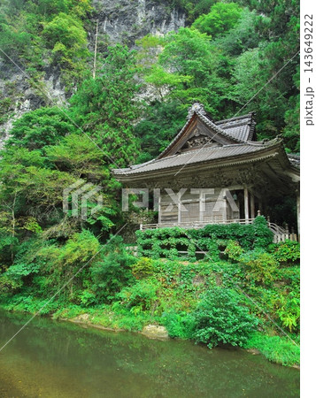 上帝釈峡 岩壁と深緑に囲まれた石雲山永明寺 上帝釈峡 岩壁と深緑に囲まれた石雲山永明寺 143649222