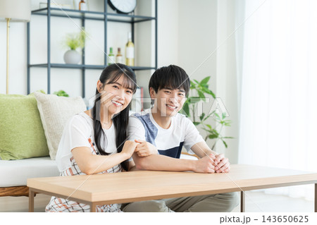 リビングでくつろぐ若いカップル 143650625
