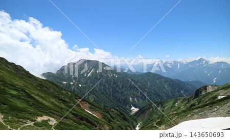夏雲がわく緑の山と、奥に連なる残雪の山並み 夏雲がわく緑の山と、奥に連なる残雪の山並み 143650693