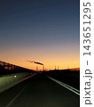 四日市港　煙突から煙が立ち上がる夕暮れの臨海部風景 143651295