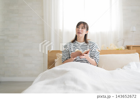 ベッドで読書している女性 ベッドで読書している女性 143652672