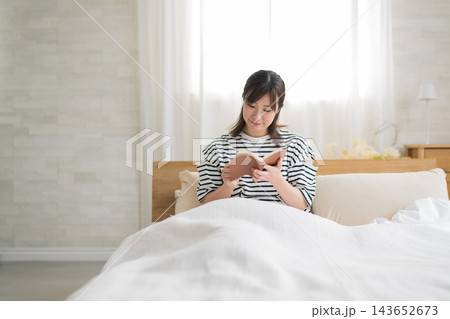 ベッドで読書している女性 ベッドで読書している女性 143652673