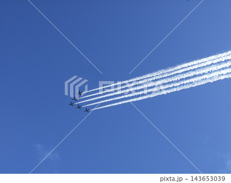 青空へ向かって上昇する飛行機雲 成長・未来・チームワークのイメージ 143653039