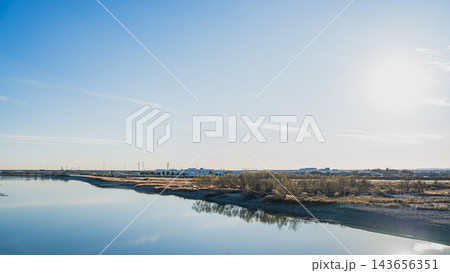 磐田市側から望む美しい青空と輝く水面の天竜川の風景(アスペクト比16:9・パノラマ構図)(静岡県) 磐田市側から望む美しい青空と輝く水面の天竜川の風景(アスペクト比16:9・パノラマ構図)(静岡県) 143656351