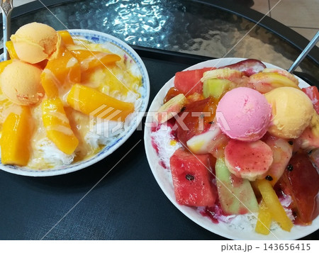 Autumn maple-lined path at Genkoan Temple in Kyoto Autumn maple-lined path at Genkoan Temple in Kyoto 143656415