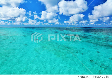 沖縄　宮古島　夏の青空と海 143657710