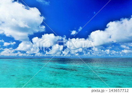 沖縄 宮古島 夏の青空と海 沖縄 宮古島 夏の青空と海 143657712