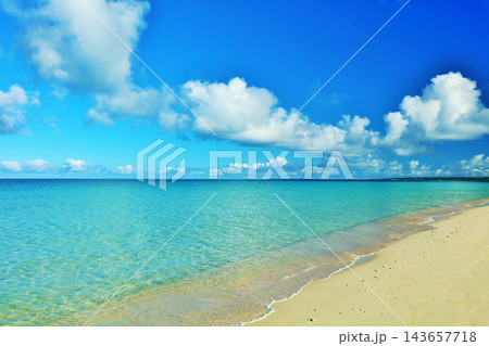 沖縄　宮古島　与那覇前浜の青空と海 143657718