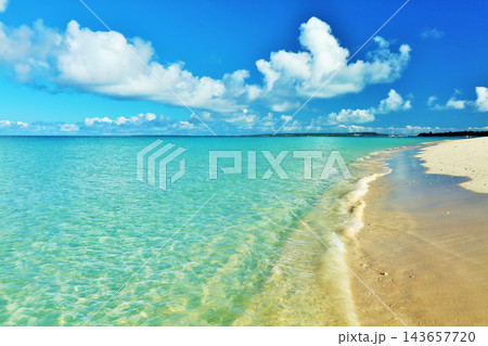 沖縄　宮古島　与那覇前浜の青空と海 143657720