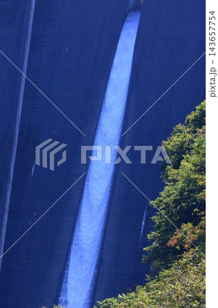 浦山ダムの放水 143657754