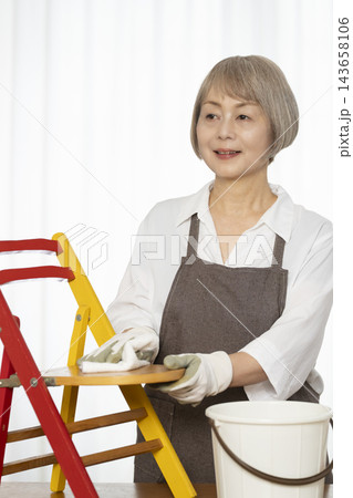 リビングで趣味のDIYで椅子を作るシニア女性 リビングで趣味のDIYで椅子を作るシニア女性 143658106