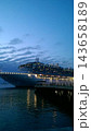 青い夜に浮かぶ、光の船 143658189