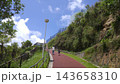 いつもの散歩が特別になる日 空まで続きそうな、坂道 143658310