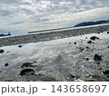 海岸と海面に反射した空 143658697