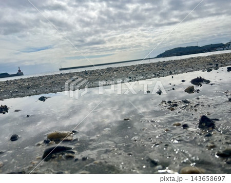 海岸と海面に反射した空 143658697
