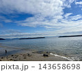 青い空と秋の海水浴場 143658698