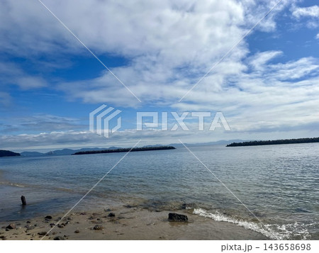 青い空と秋の海水浴場 青い空と秋の海水浴場 143658698