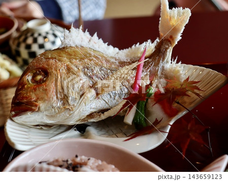 鯛の姿焼き、尾頭付きのお祝い膳、料亭の和食と秋の紅葉｜お食い初め・結婚祝い・長寿祝いの告知に  143659123