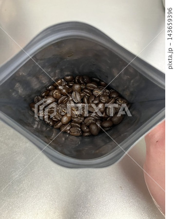 ハンドドリップで焙煎したコーヒー豆 ハンドドリップで焙煎したコーヒー豆 143659396