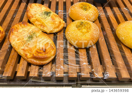 焼き立てマヨネパンとコーンパン 143659398