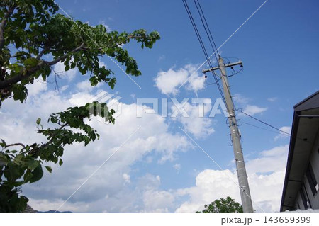 夏の青空と白い雲 143659399