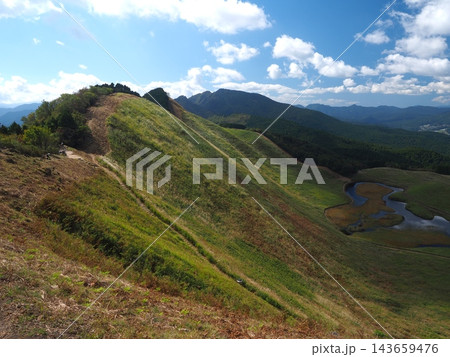 風が駆け抜ける尾根道。曽爾村・曽爾高原で亀山峠から一望する秋晴れの景観 風が駆け抜ける尾根道。曽爾村・曽爾高原で亀山峠から一望する秋晴れの景観 143659476
