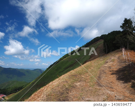 青空へ続く尾根道！奈良・曽爾高原の亀山峠を望むダイナミックな山肌と秋空 143659477