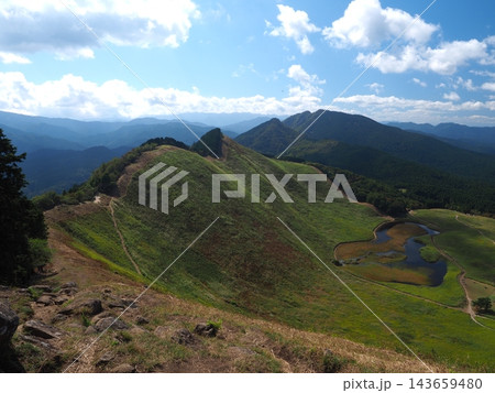 高所から見下ろす緑の地形。曽爾村・曽爾高原の美しい尾根道と秋晴れの景観 143659480