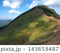 山肌を彩る光と影のグラデーション！奈良・曽爾高原で仰ぐ亀山峠と秋のダイナミックな景観 143659487