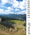 澄み切った大空へと続く秋の風景。曽爾村・曽爾高原で高所から切り取った湿原とススキ野原 143659489