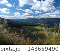澄み切った大空へと続く秋の風景。曽爾村・曽爾高原で高所から切り取った湿原とススキ野原 143659490