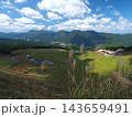 風と光が駆け抜ける秋の秋道。奈良の景勝地・曽爾高原で下山しながら出会う爽快な大自然 143659491