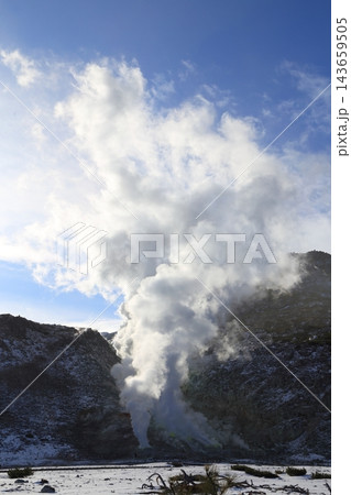 北海道弟子屈町・硫黄山の噴気孔から大量に立ち上る白い噴気 143659505
