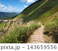風薫るトレイルとダイナミックな山肌。曽爾村・曽爾高原の下り道で出会う初秋の景観 143659556