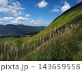 秋風になびくススキとダイナミックな山肌！奈良・曽爾高原の爽快な秋晴れ景観 143659558