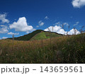 青空へとそびえる山と揺れるススキ野原！奈良・曽爾高原の爽快な見上げ景観 143659561